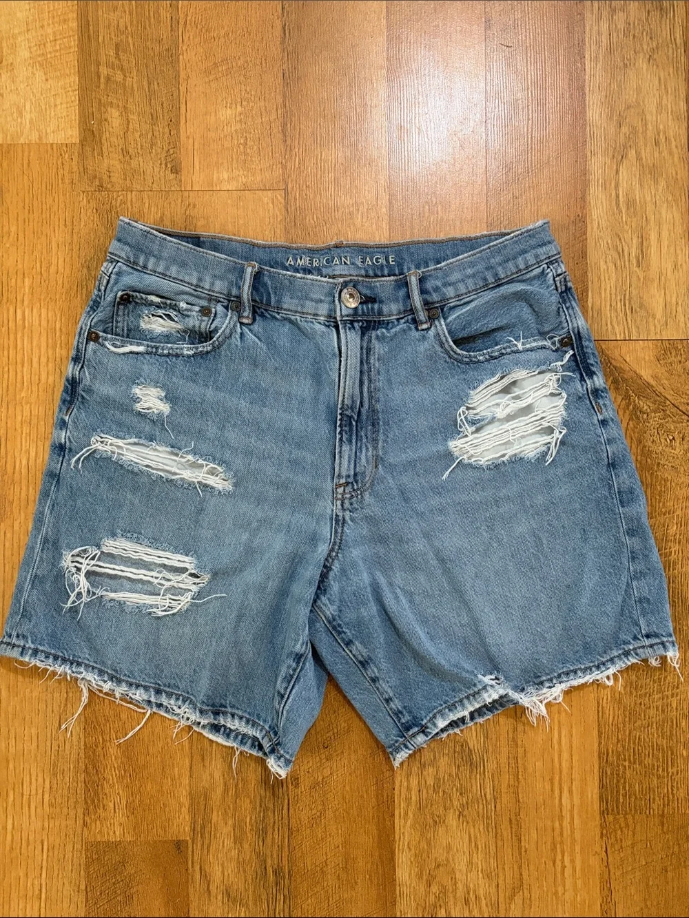 American Eagle Outfitters Light Blue ‘90’s Boyfriend Distressed Shorts Size 14
